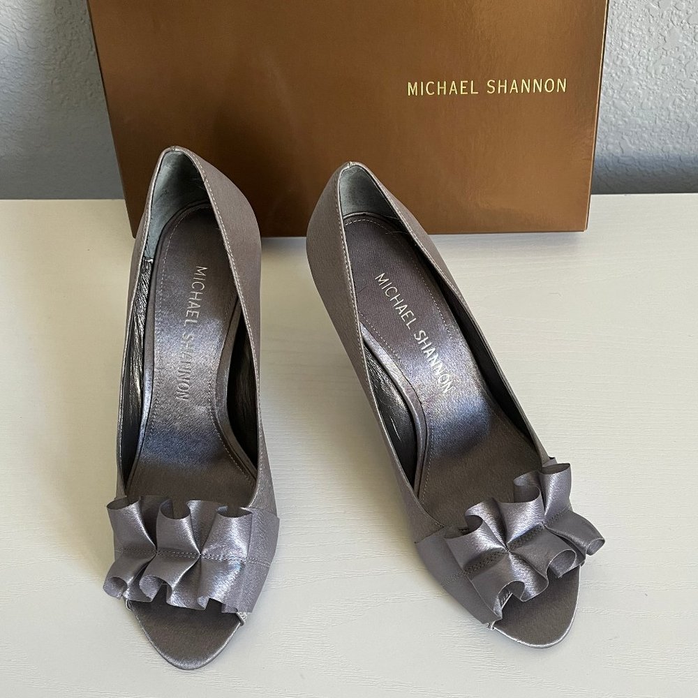Michael Shannon Jolie Gray Satin Ruffle Open Toe 3.5 Inch Heels Size 7 NWT
